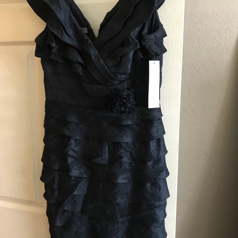 Dresses - Picture 4 of 6